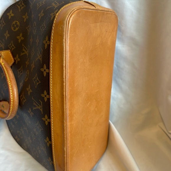 Louis vuitton Alma purse monogram. Beautiful, great condition inside and out. - Picture 6 of 11